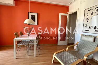 Central 3 Bedroom Apartment with Elevator and Terrace in Eixample