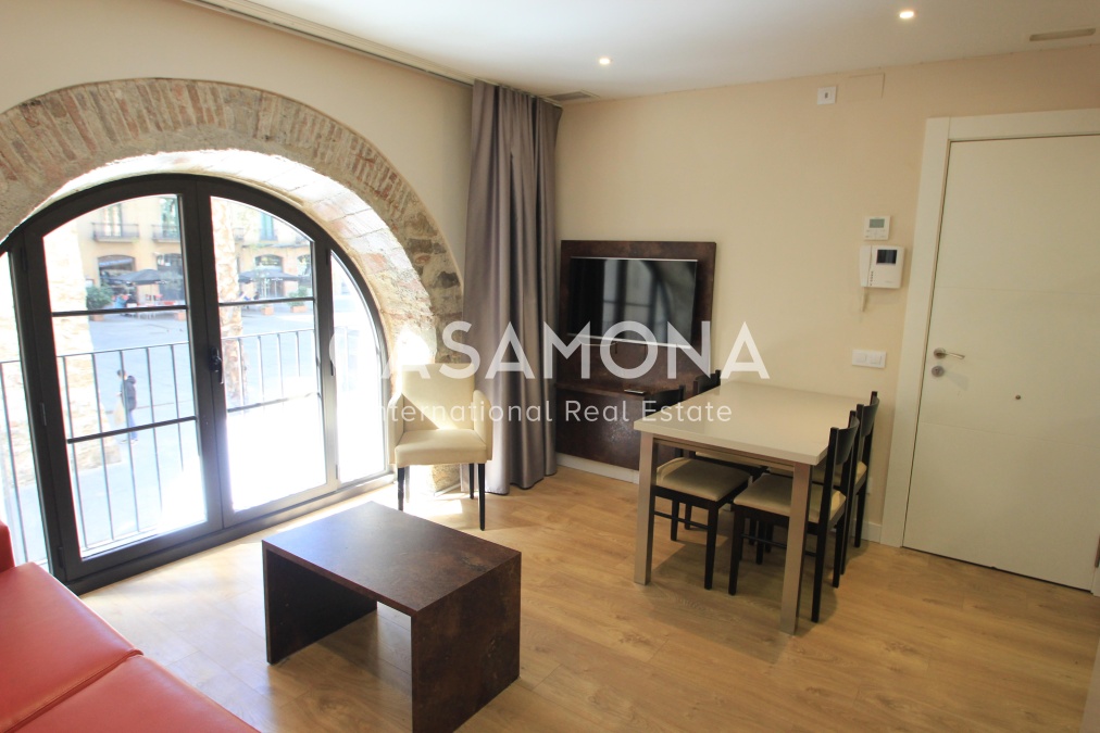 Bright and Spacious 2 Bedroom Apartment next to La Rambla