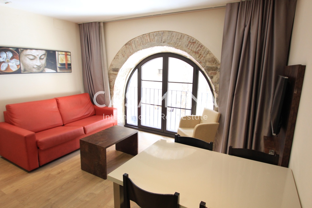 Spacious 2-Bedroom Apartment with Elevator Near La Rambla