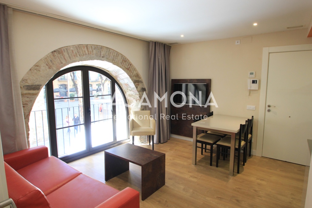 Bright and Spacious 2 Bedroom Apartment next to La Rambla