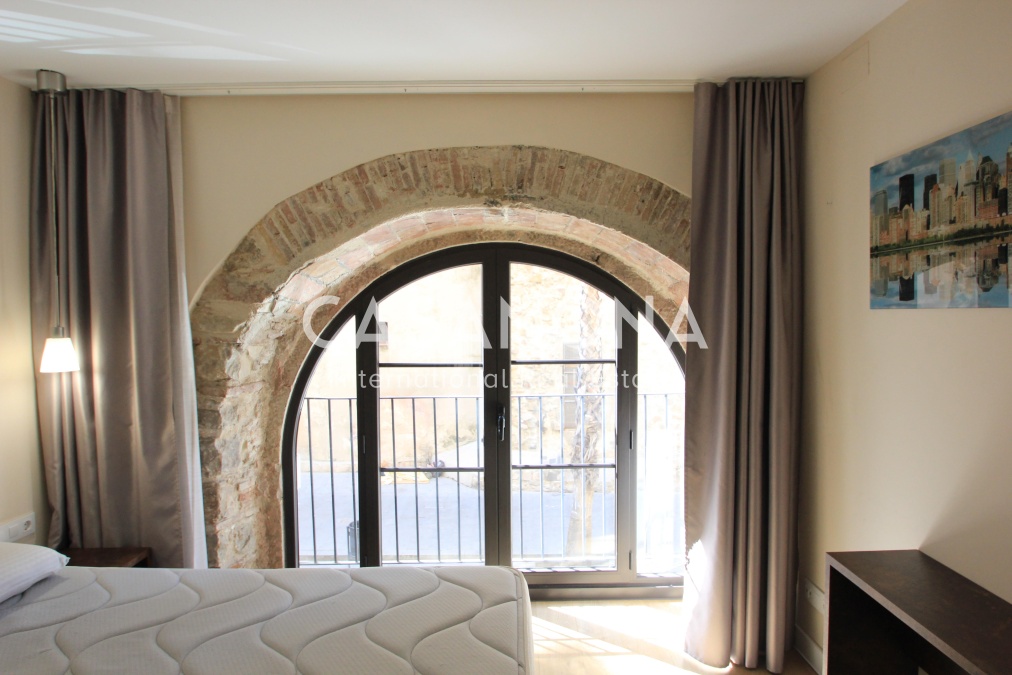 Spacious 2-Bedroom Apartment with Elevator Near La Rambla