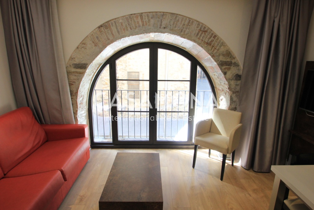 Bright and Spacious 2 Bedroom Apartment next to La Rambla