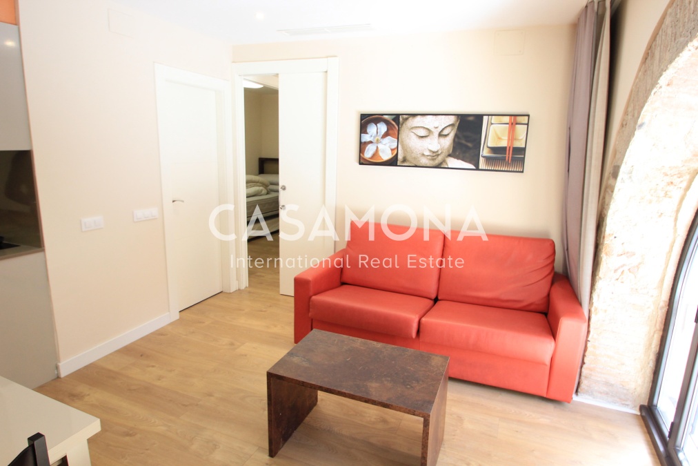 Spacious 2-Bedroom Apartment with Elevator Near La Rambla