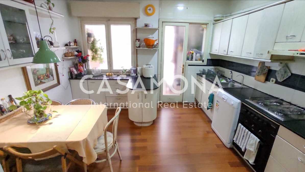 (SOLD) Spacious 3-Bedroom Apartment with Balcony and Elevator in Gótico