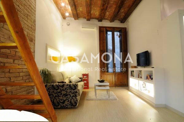 Monolocale duplex a El Born con caratteristiche tradizionali e soffitti alti