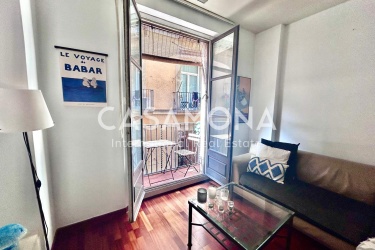 2 Bedroom Apartment in a Traditional Building in El Born with Balcony