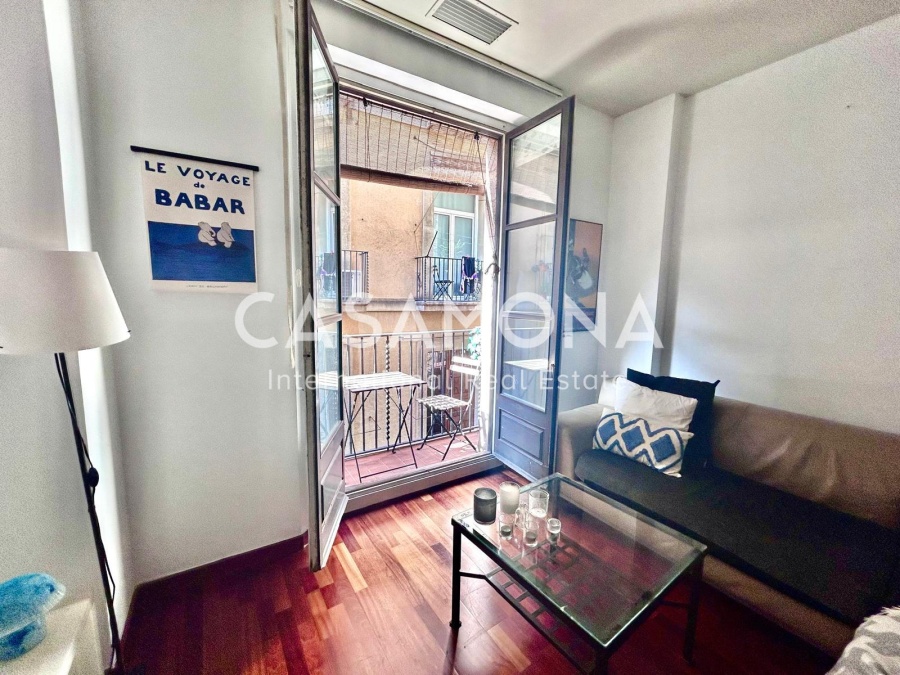 2 Bedroom Apartment in a Traditional Building in El Born