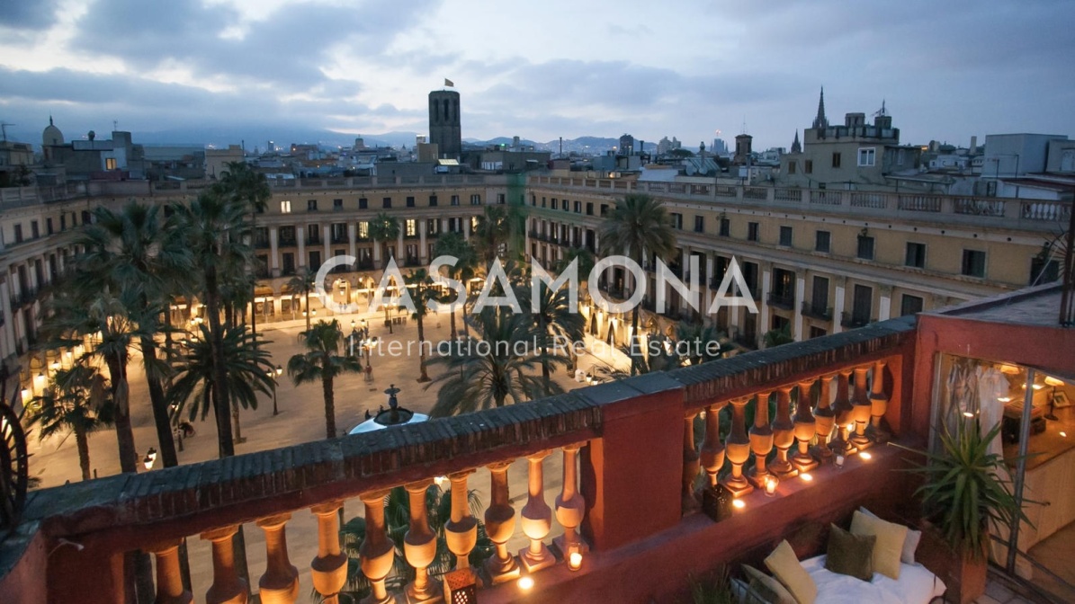 Luxurious Apartment with Private Terrace, Elevator and Beautiful Views on Plaça Reial
