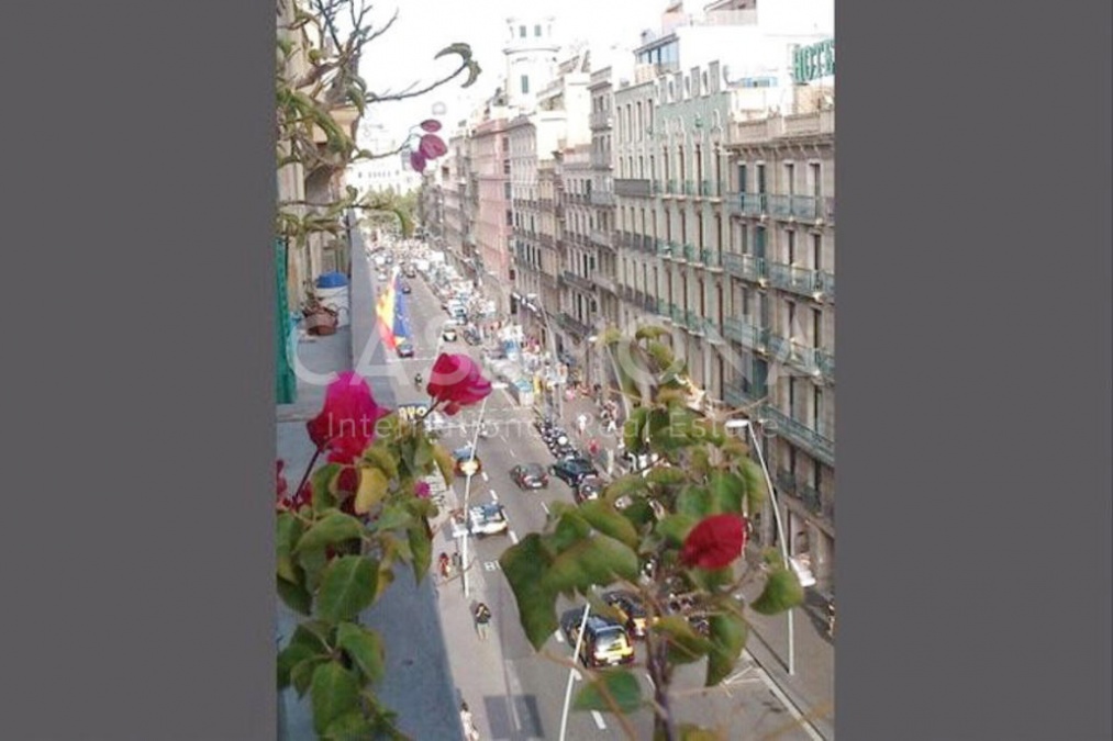 Geräumige und helle 3-Zimmer-Wohnung mit Balkon in Eixample