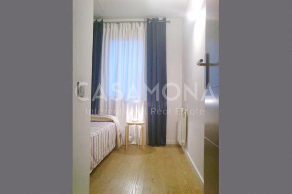 (SOLD) Spacious and Bright 3 Bedroom Apartment with Balcony in Eixample