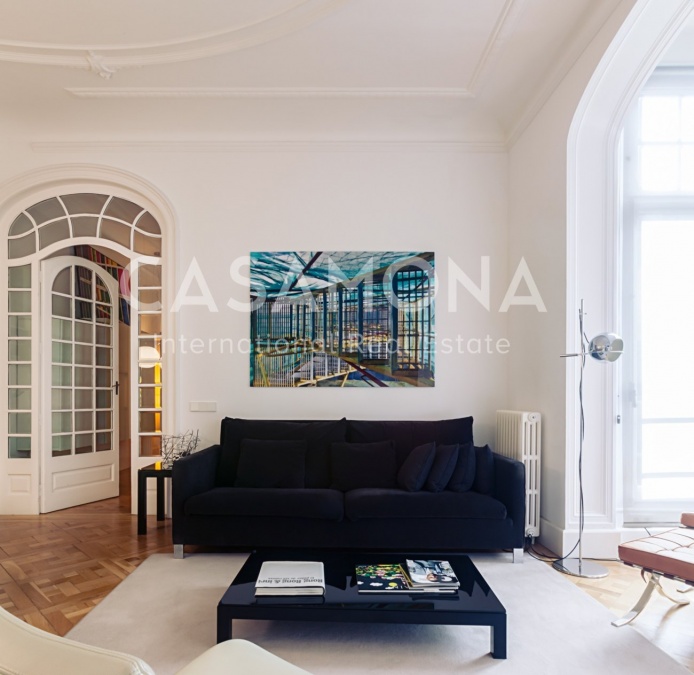 Modern 3 Bedroom Apartment with Private Terrace in Eixample