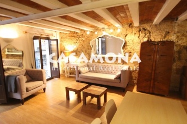 2 Bedroom Apartment with Wooden Beams and Balconies in Gótico