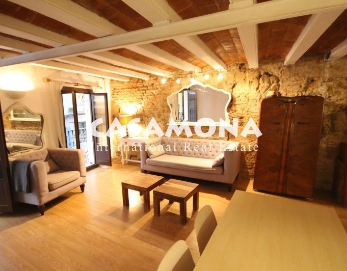 2 Bedroom Apartment with Wooden Beams and Balconies in Gótico