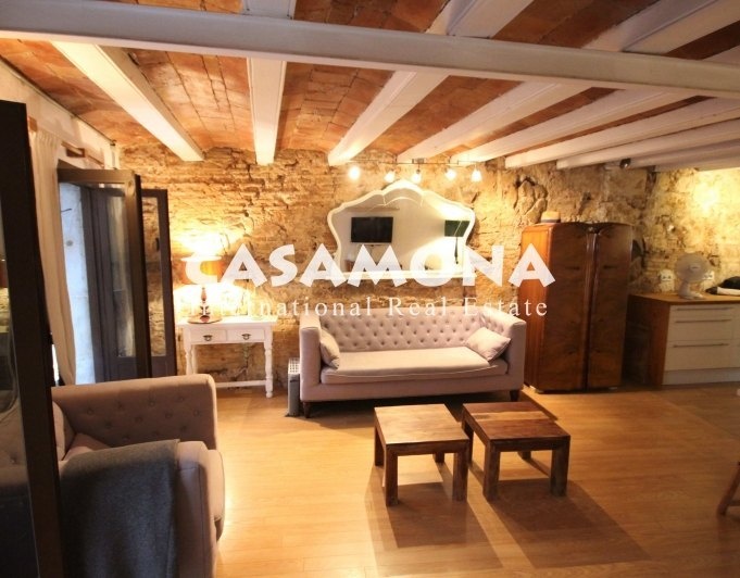 2 Bedroom Apartment with Wooden Beams and Balconies in Gótico