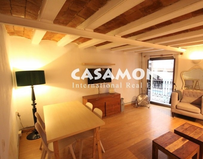 2 Bedroom Apartment with Wooden Beams and Balconies in Gótico