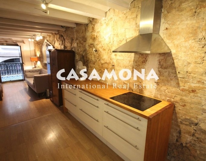 2 Bedroom Apartment with Wooden Beams and Balconies in Gótico