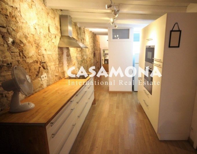 Apartament de 2 dormitoris amb bigues de fusta i balcons a Gòtic