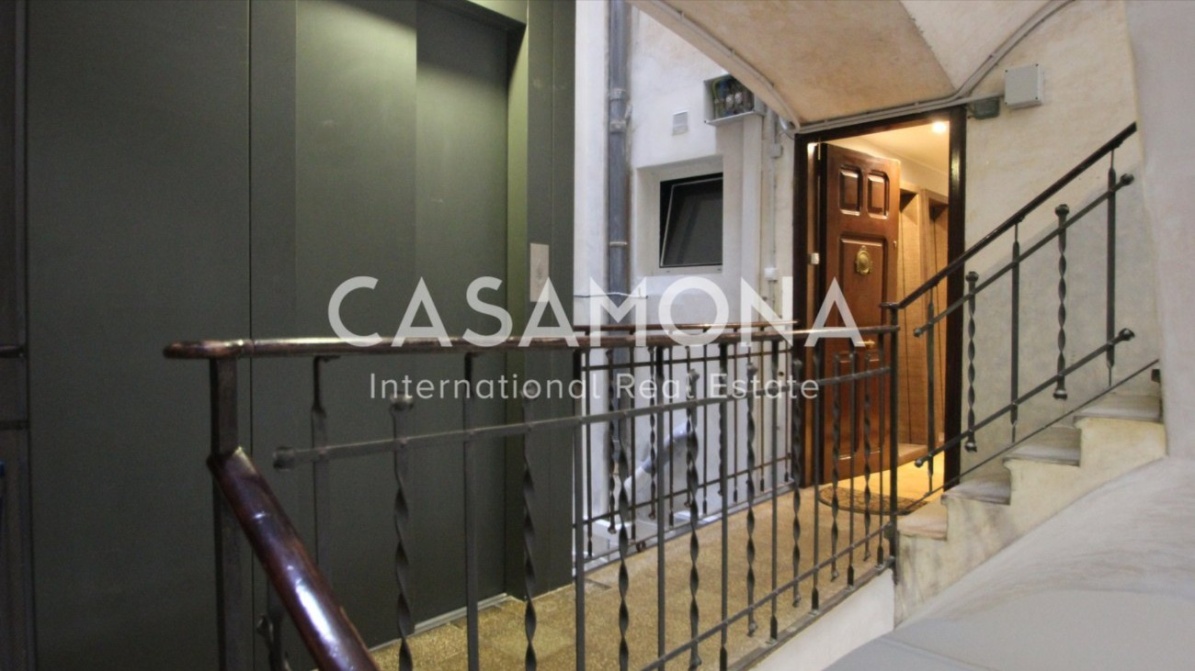 Comprar per deixar Opportunity - Apartament cèntric amb sostres baixos a Gòtic