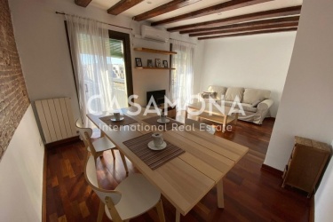 Appartement traditionnel de 2 chambres avec terrasse ensoleillée et parking sur La Rambla