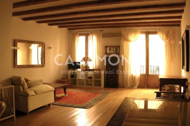 Ruim appartement met 2 slaapkamers en traditionele Catalaanse kenmerken in El Gòtic