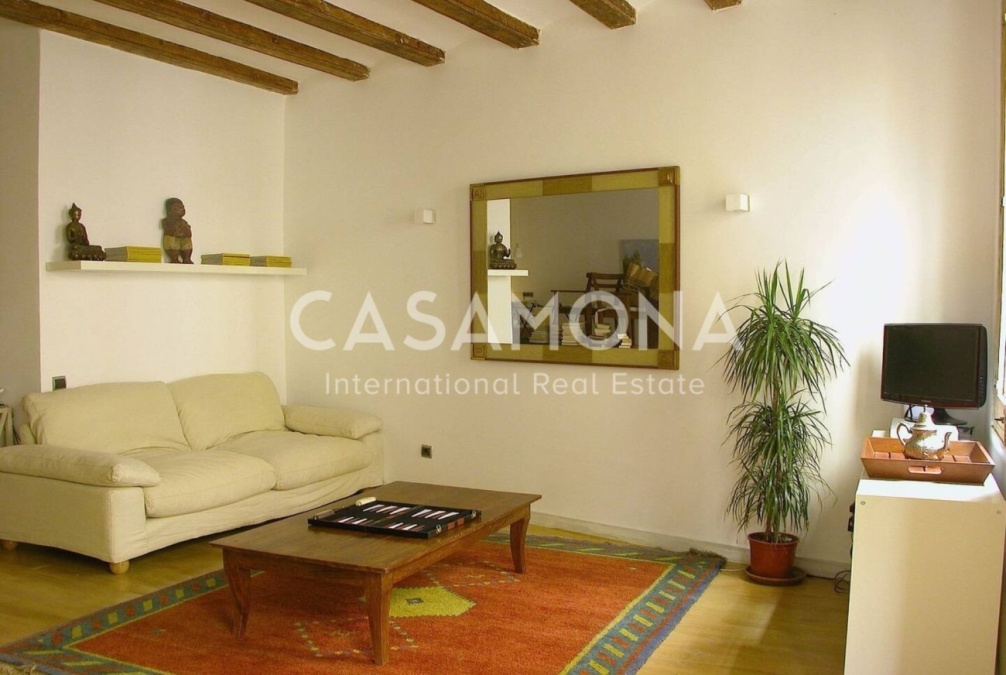 Spacious 2 Bedroom Apartment with Traditional Catalan Features in El Gòtic