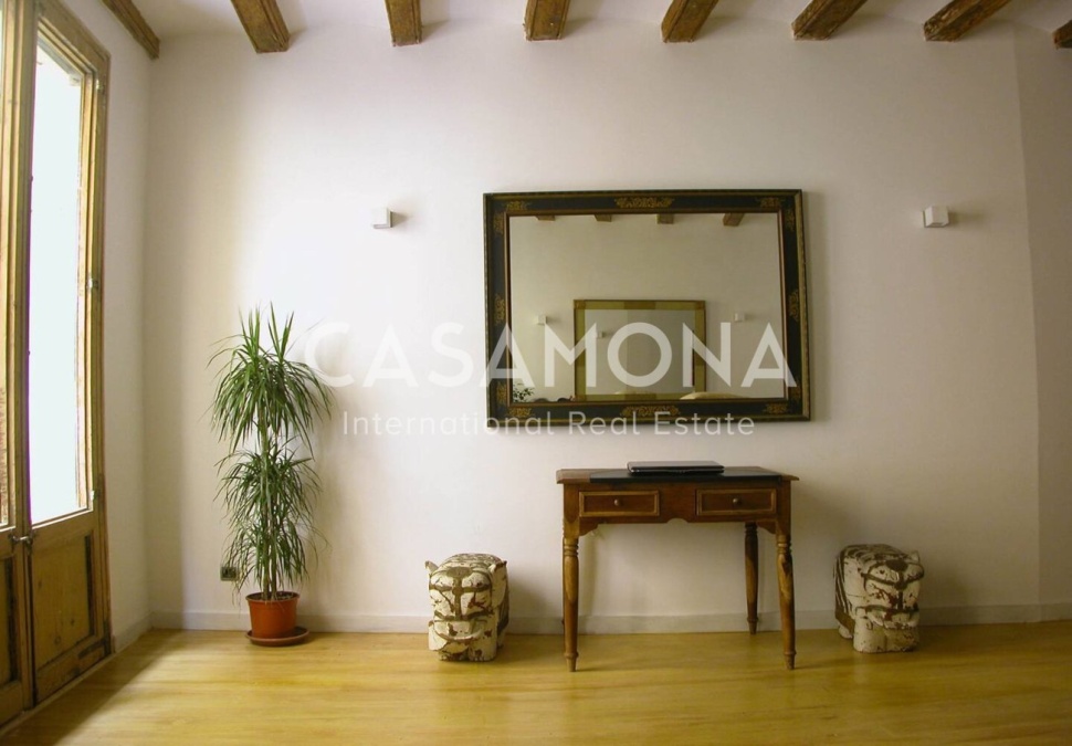 Spacious 2 Bedroom Apartment with Traditional Catalan Features in El Gòtic