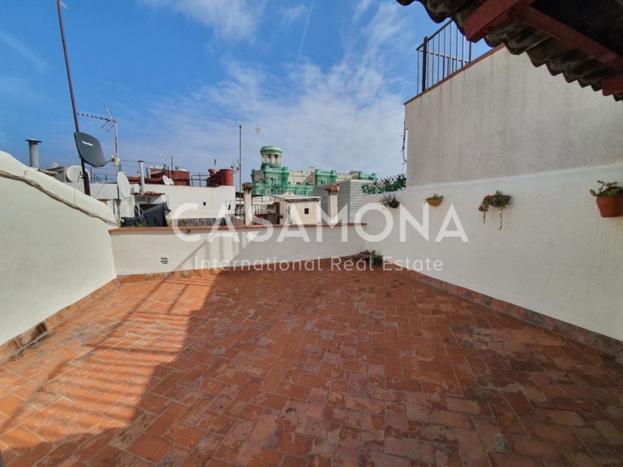 Spacious 2 Bedroom Apartment with Traditional Catalan Features in El Gòtic