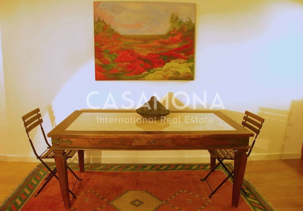 Spacious 2 Bedroom Apartment with Traditional Catalan Features in El Gòtic