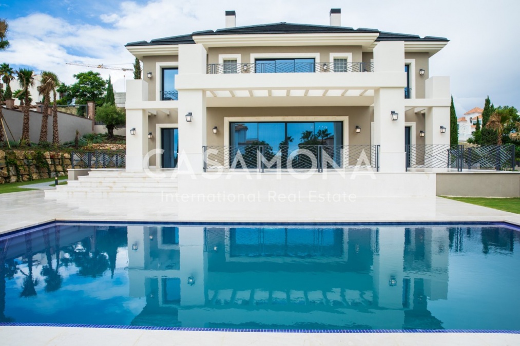 Magnificent Opportunity in Marbella - Villa in Los Flamingos Benahavís