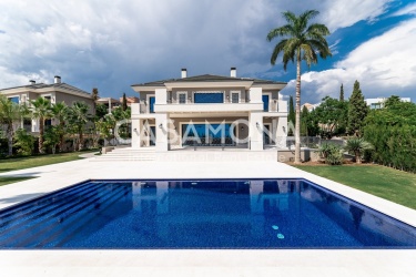 MAGNIFICENT OPPORTUNITY IN MARBELLA - VILLA IN LOS FLAMINGOS BENAHAV'S