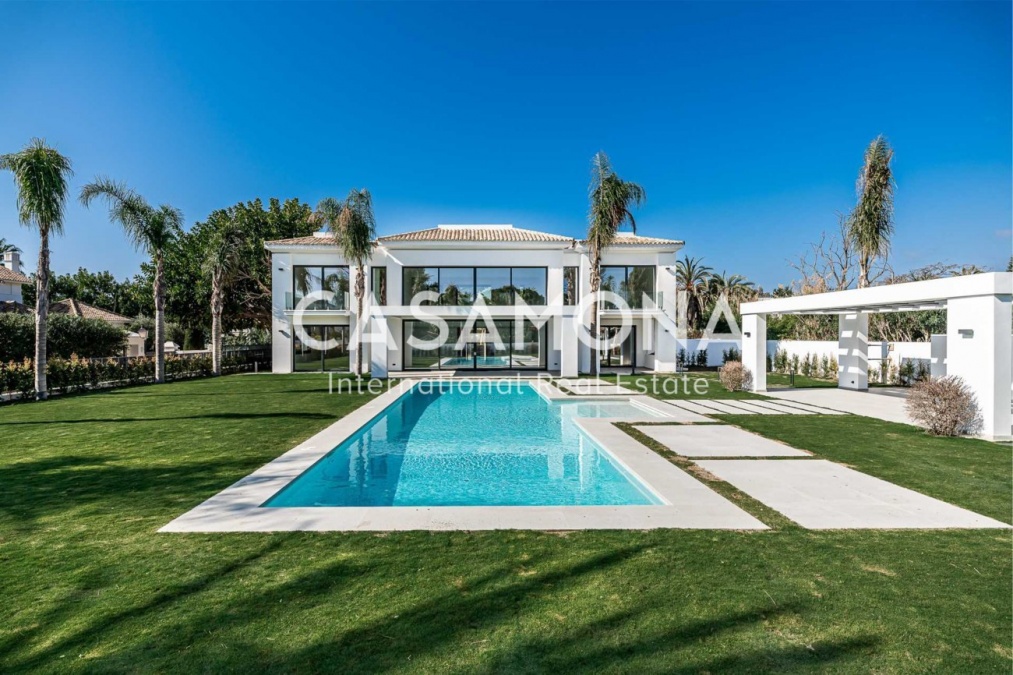 Magnificent Opportunity in Marbella - Villa just 100 m from the Beach in Casasola