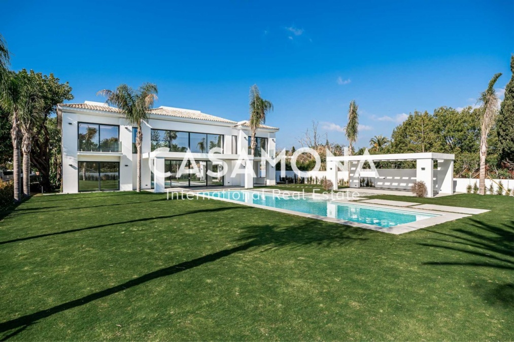 Magnificent Opportunity in Marbella - Villa just 100 m from the Beach in Casasola