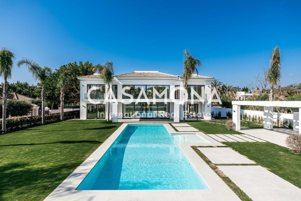 Magnificent Opportunity in Marbella - Villa just 100 m from the Beach in Casasola