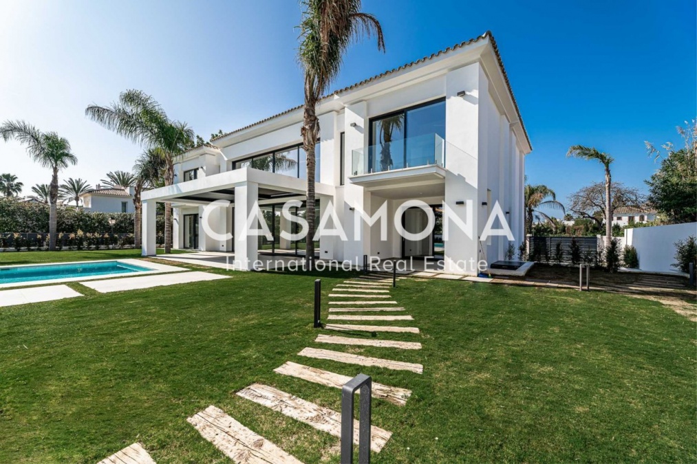 Magnificent Opportunity in Marbella - Villa just 100 m from the Beach in Casasola