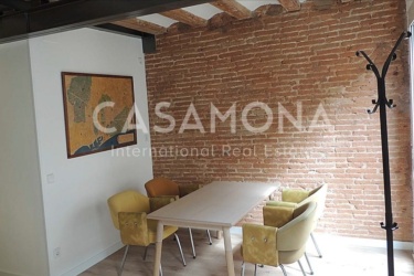 Bright Spacious 2-Bedroom Apartment Steps from Universitat