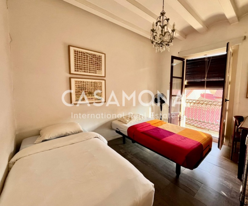 Amplio apartamento de 2 dormitorios con balcones en El Raval