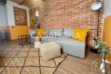 Volledig gerenoveerd penthouse met een groot privterras van 36 m2 in Poble Sec