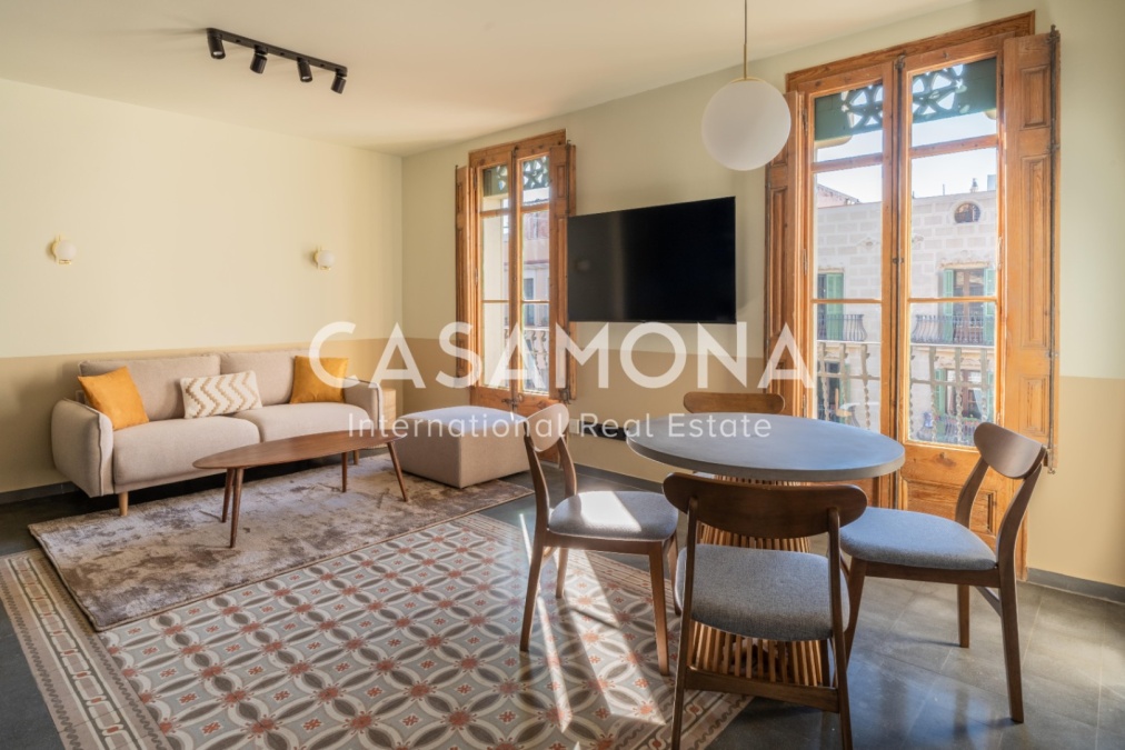 Beautiful 3 Bedroom Apartment with Balcony and Elevator in Eixample Esquerra