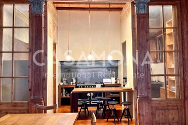 Appartement historique de 200m de 1936 avec de belles caractéristiques avec accès à une terrasse