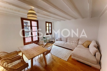 Bright 2-Bedroom Apartment in El Gótico with Balcony and Modern Furnishings