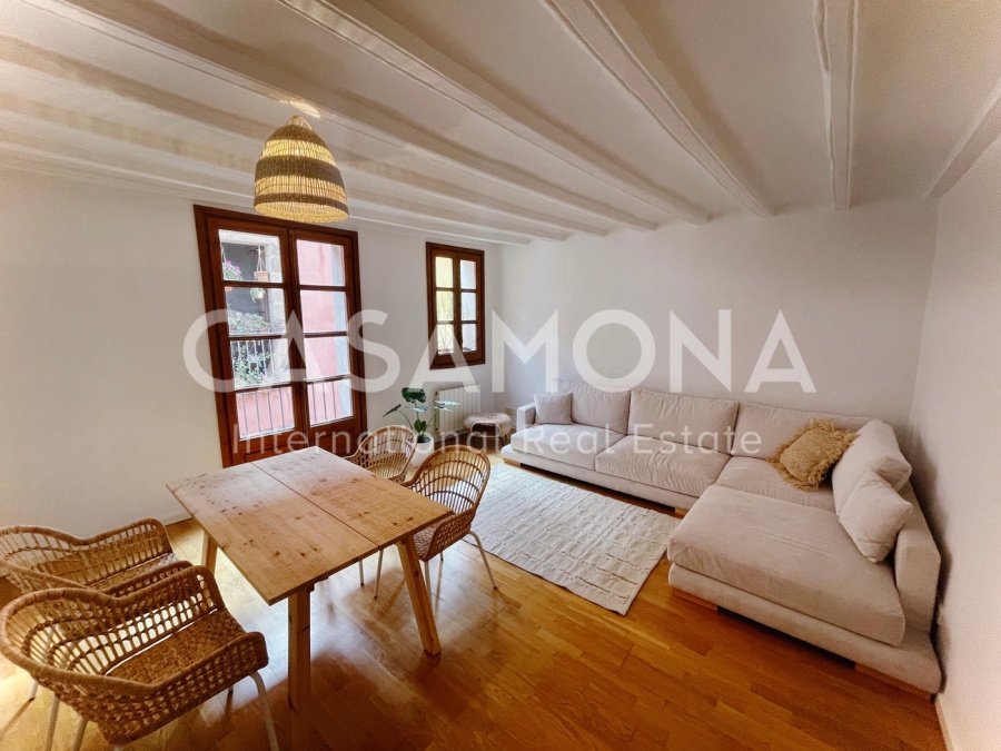 Bright 2-Bedroom Apartment in El Gótico with Balcony and Modern Furnishings