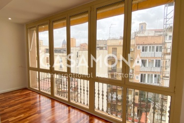 Newly Renovated Apartment on Via Laietana with Elevator and lots of Light