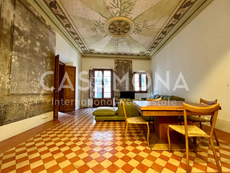 Apartamento histórico de 3 dormitorios en un antiguo palacio en el Born con ascensor