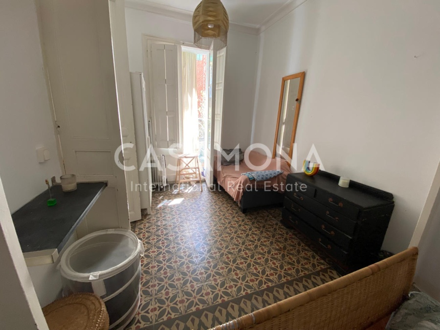 Traditional 1 Bedroom Apartment in Poble Sec with a Balcony