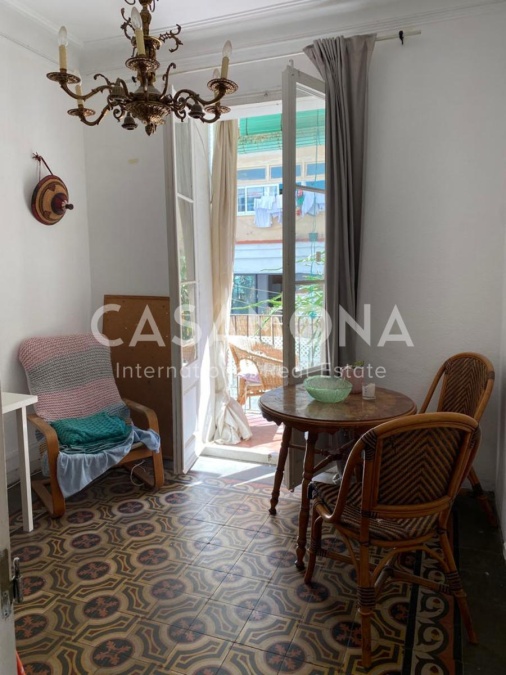 Traditional 1 Bedroom Apartment in Poble Sec with a Balcony