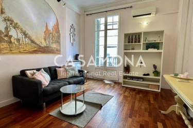 Beautiful and Spacious 4 Bedroom Apartment with a Balcony in Poble Sec