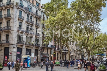 Renovert bygning med heis til salgs i Eixample