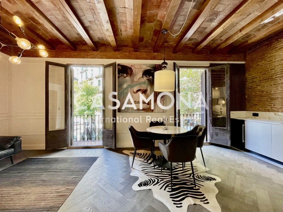 (SOLD) Fully-Renovated 3 Bedroom Apartment with Catalan Features in Eixample