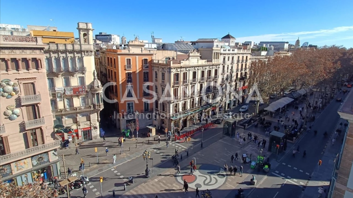 (SOLD) Central Penthouse with Lift and Community Terrace in La Rambla