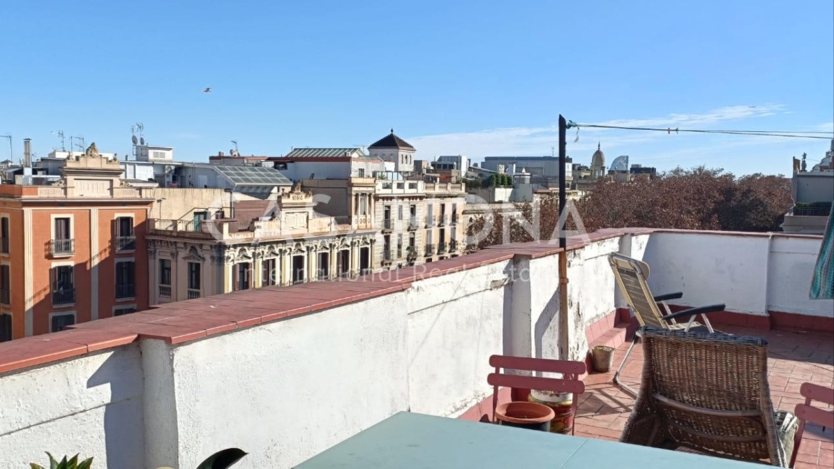 (SOLGT) Central penthouse med elevator og fælles terrasse i La Rambla